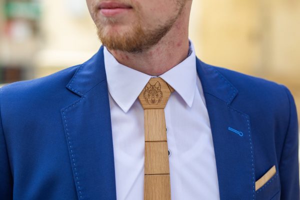 Drevená pánska kravata Gravírovaná - Vlk a jeleň "MARKstyle"