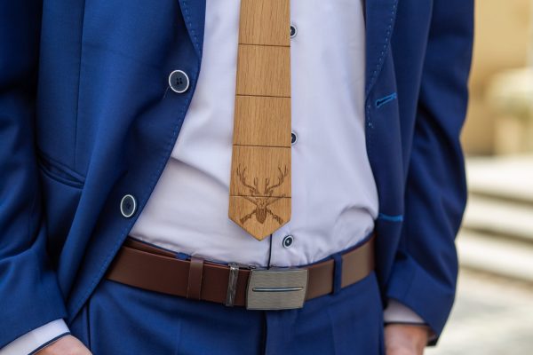 Drevená pánska kravata Gravírovaná - Vlk a jeleň "MARKstyle"
